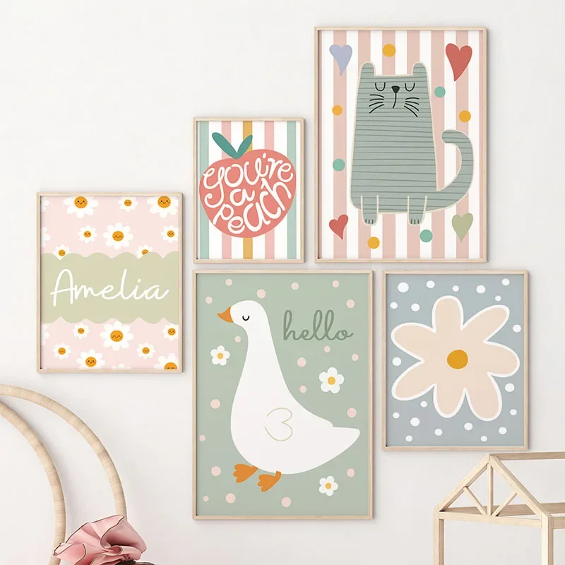 Baby Nursery Posters - 漫画の猫、アヒル、鳥、リンゴ、カスタムベビーネーム、保育園の壁アート、キャンバス絵画、北欧ポスターとプリント、子供部屋の装飾